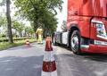 Verkeersregelaar bij een vrachtwagen en een pion