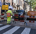 Verkeersregelaar bij een afgezette oversteekplaats